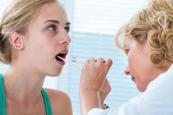 Doctor checks mouth for papilloma